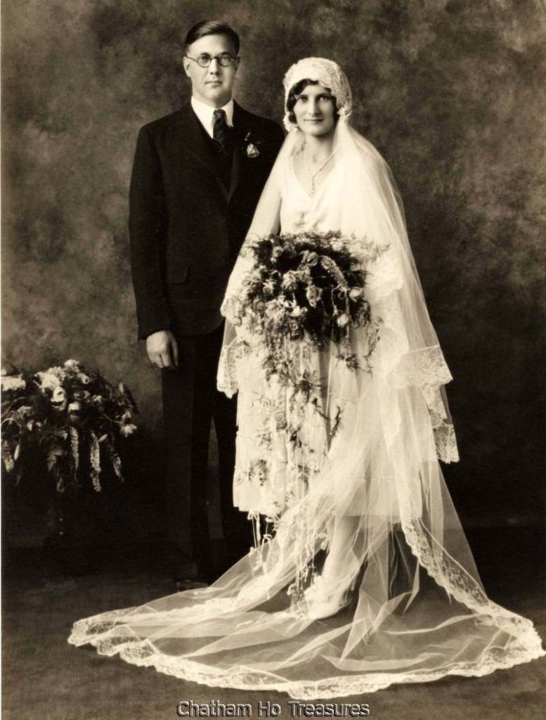 1920s bride with long veil and "cloche" style headpiece