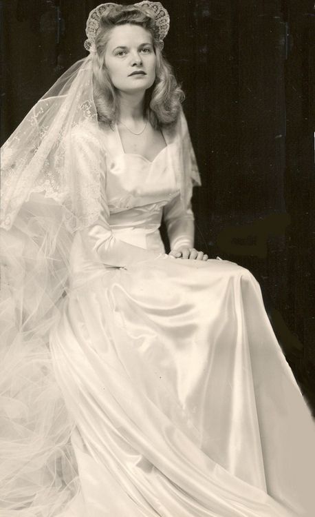 1940s era veil with long flowing veils and undulating headpiece.
